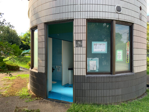 水と雲の公園・公衆トイレ外観