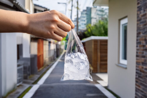 ビニール袋に入れた氷